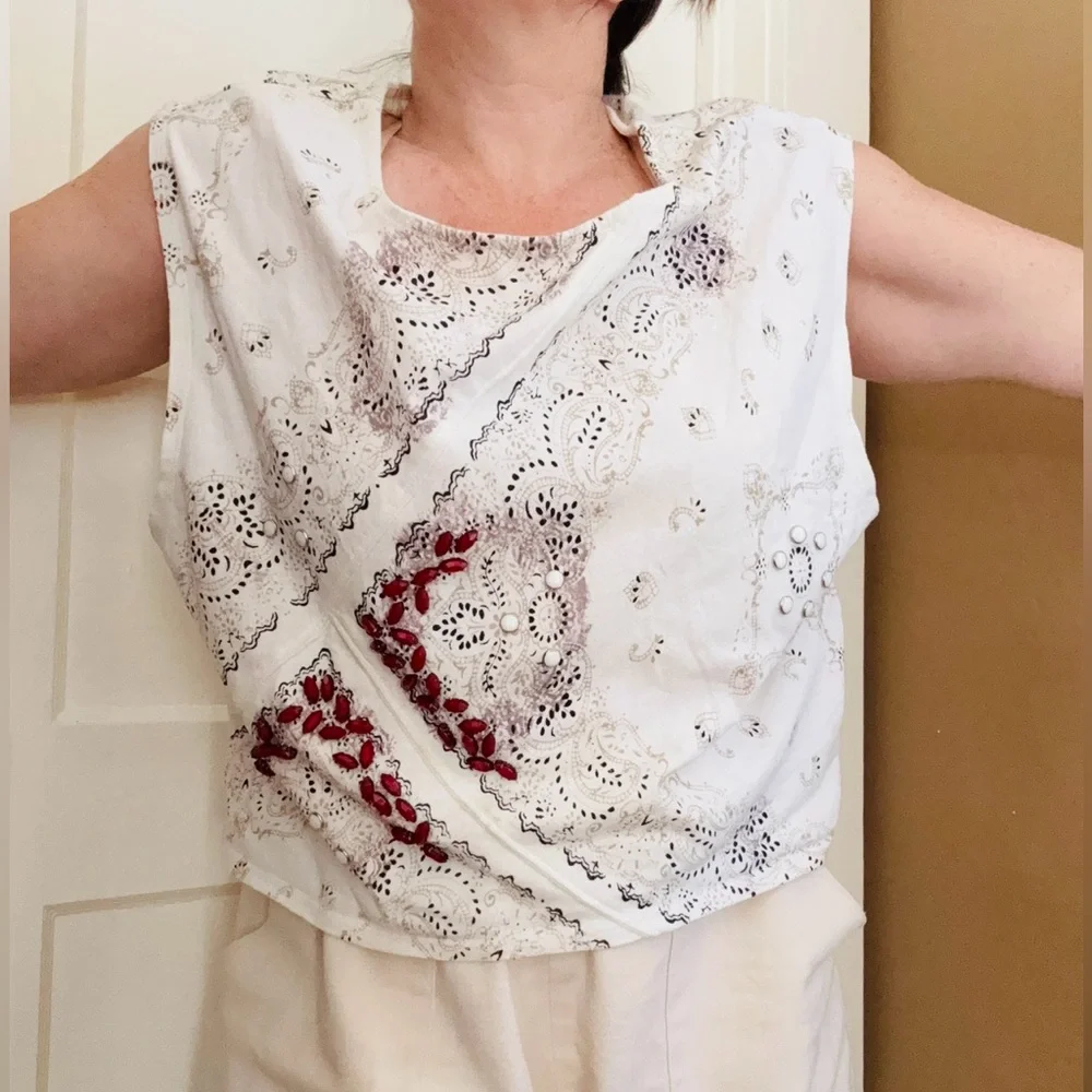 Henna-like print on comfortable white cotton with beaded details Boxy fit - Picture 2 of 6